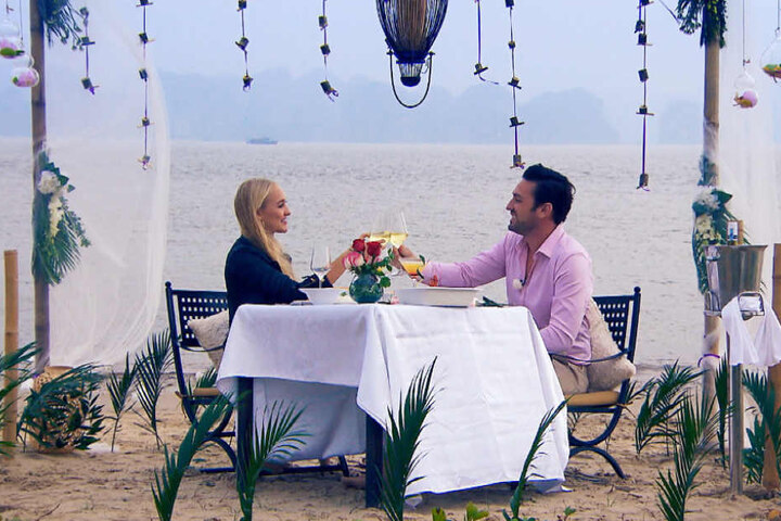 Beim romantischen Abendessen am Strand enthüllte die Blondine ihre Playboy-Vergangenheit.