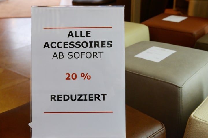 Alles muss raus! Wegen Geschäftsaufgabe wird in der „Villa Salzburg“ radikal
reduziert.