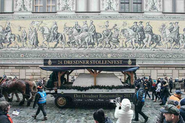 Der Umzug zählte rund 500 Teilnehmer und 21 liebevoll gestaltete Bilder, die die Geschichte des Dresdner Stollens erzählen.