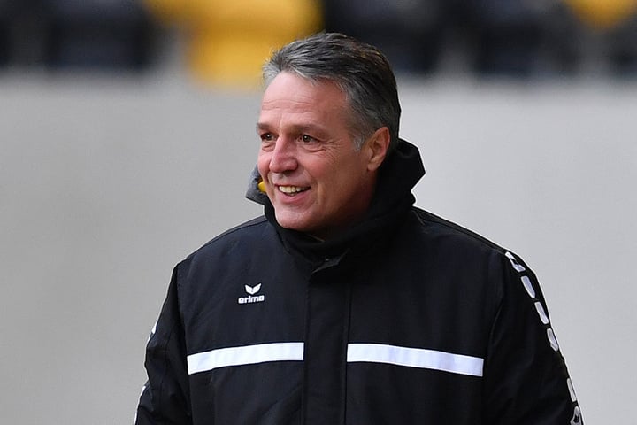 "Lieber wäre mir, schön bei 20 Grad am Spielfeldrand zu sitzen“, sagt
Dynamo-Trainer Uwe Neuhaus angesichts der winterlichen Temperaturen. In Marbella
wird‘s sicher etwas wärmer.