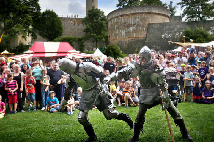 Ritterkämpfe gehören jedes Jahr zu den beliebten Programmpunkten beim Sparrenburgfest.