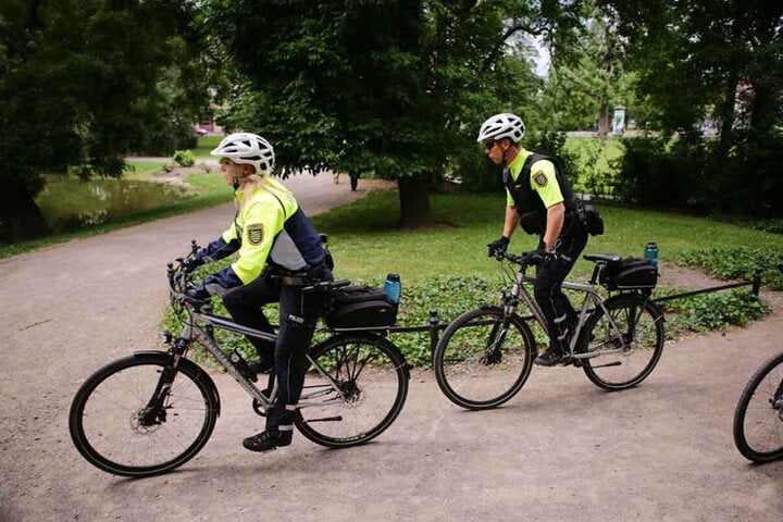 Eine sechsköpfige Fahrradstaffel stellte einen verdächtigen Mann, beobachtete ein TAG24-Reporter.