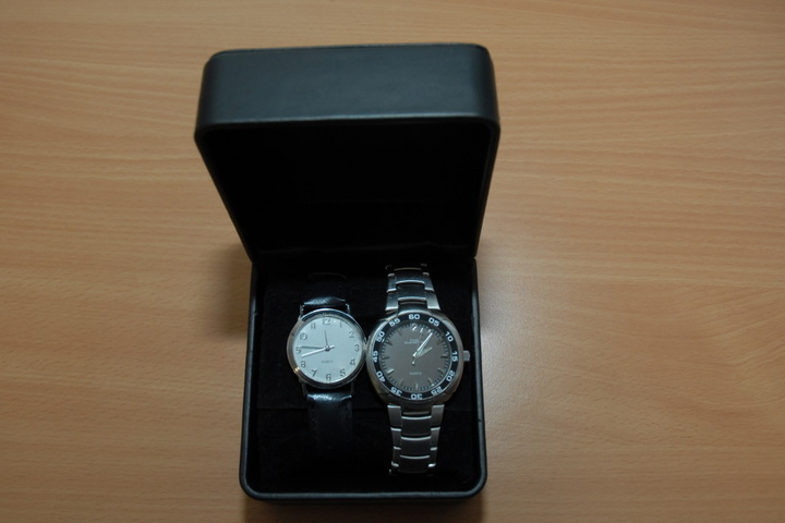 Außerdem fanden die Ermittler eine Damen- und eine Herrenuhr in einem Kästchen.