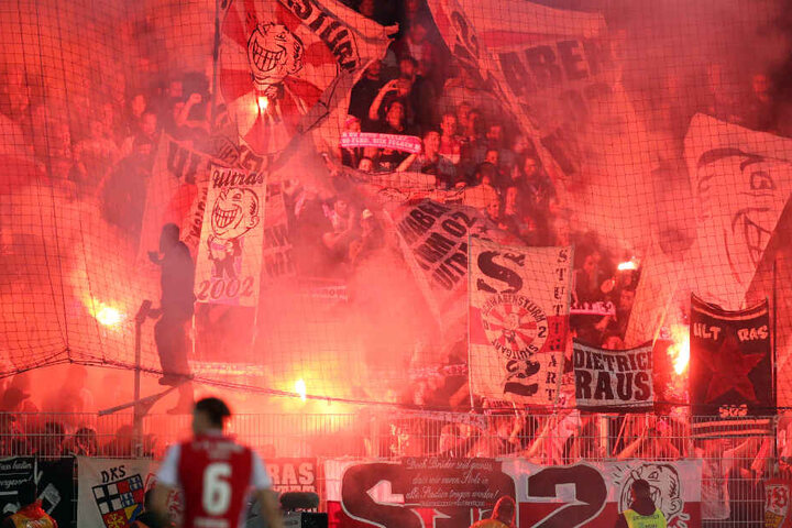 Fans des VfB Stuttgart zünden Pyrotechnik beim Relegations-Rückspiel in Berlin.
