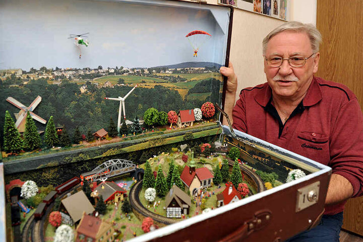 Statt Kleidern findet man in diesem Koffer eine kleinen Eisenbahn-Landschaft. Seit 2008 bastelt Jüttner im 1:220-Maßstab.