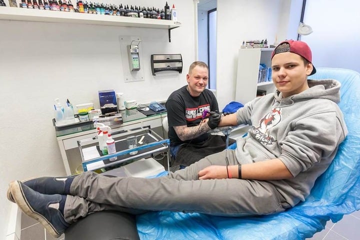 Tätowierer Marco spendete seine Tageseinnahmen u.a. von Kunde Robin Rudolph (18).