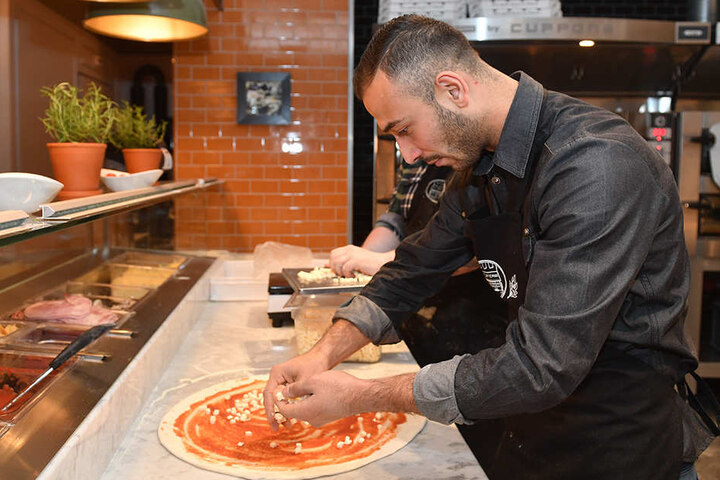 Macht auch beim Pizza backen eine gute Figur: Akaki Gogia.