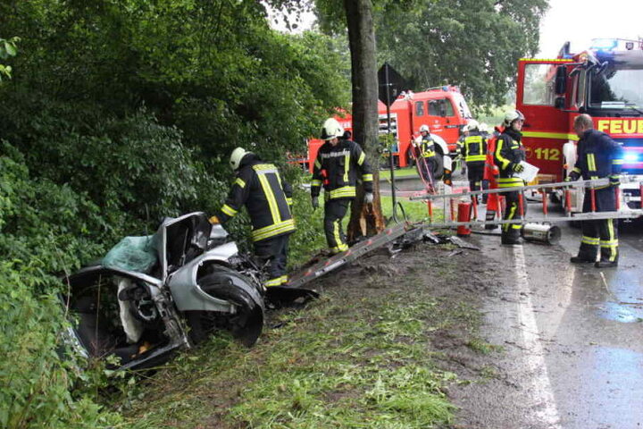 Das Auto krachte gegen den Baum.