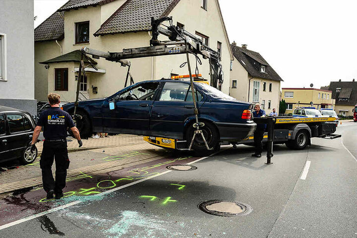 Der BMW musste abgeschleppt werden.