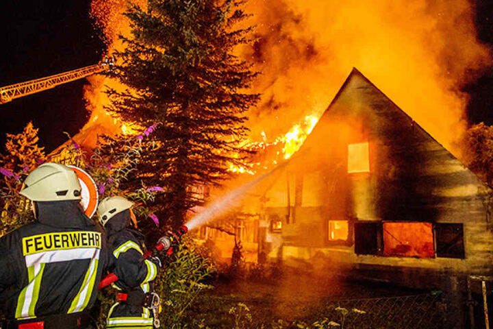 Als die Feuerwehrmänner am 20. Juli 2017 zum Bienhof kamen, konnten sie nicht mehr viel retten. Etwa zweieinhalb Stunden vorher hatte Peter K. in seiner Hausmeisterwohnung Spiritus entzündet.