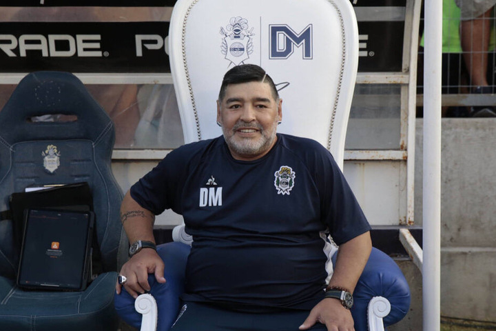 Da sitzt er, stolz wie Bolle: Diego Armando Maradona.