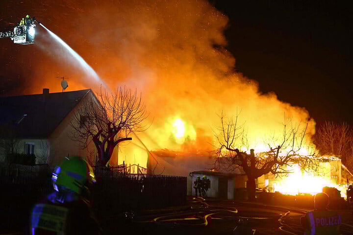 Auch ein angrenzendes Wohngebäude wurde von den Flammen vernichtet.