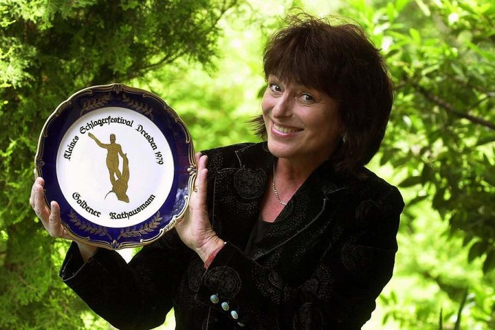 2005: Voller Stolz zeigt Ina-Maria Federowski den „Goldenen
Rathausmann“-Teller. 1979 gewann die Sängerin das Dresdner Schlagerfestival.
