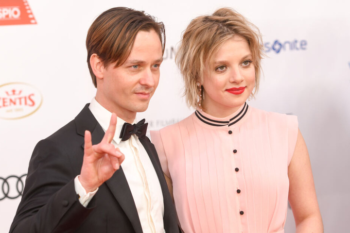 Macht Schauspieler Tom Schilling da den Schweigefuchs? Kollegin Jella Haase wird es wissen.