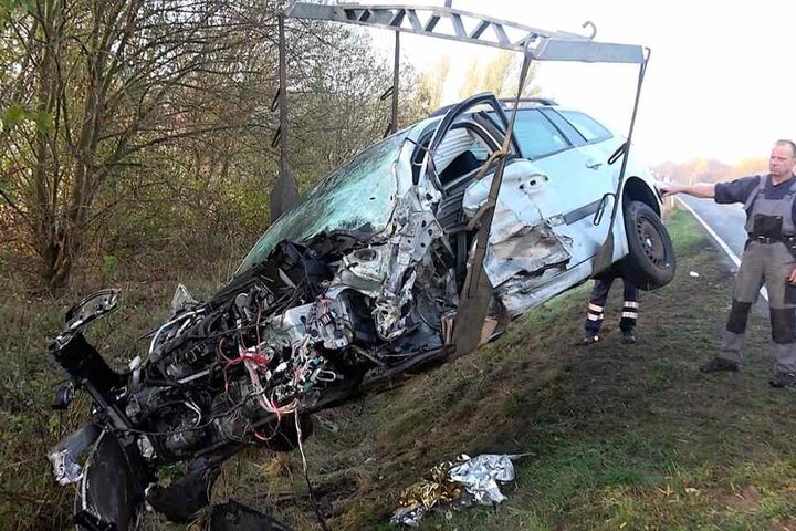 Die Front des Renaults ist komplett zerfetzt, der angetrunkene Fahrer (36) erlitt schwere Verletzungen.