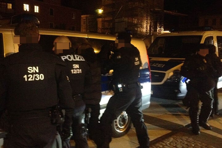 Die Polizei nimmt einen rechtsextremen Demonstrationsteilnehmer fest.