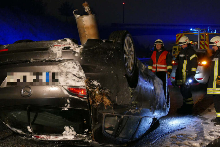 Das Auto blieb ziemlich zerbeult im Straßengraben liegen.