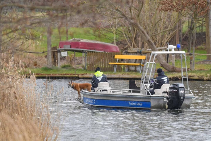 Auf einem Boot suchen Polizeibeamte mit einem Spürhund auf dem Storkower Kanal nahe dem Wolziger See im Landkreis Dahme-Spreewald nach der vermissten Rebecca.