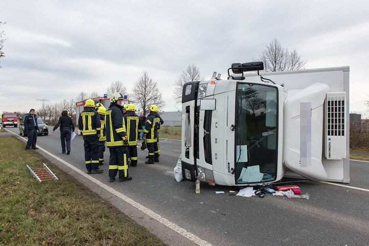 Der Fahrer wurde in dem Laster eingeklemmt.