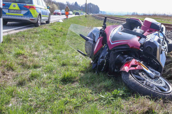 Das Motorrad des Verunfallten wurde im Zuge des Crashs von der Straße geschleudert.
