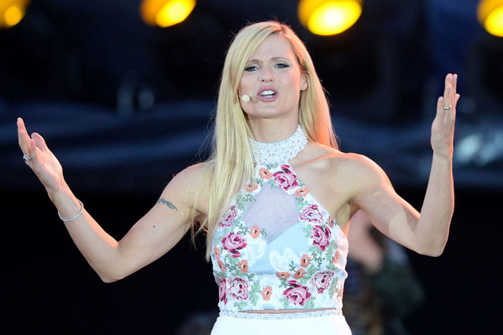 Moderatorin Michelle Hunziker war überrascht darüber, wie die Sängerin trotz 15 Kilo mehr über die Bühne fegte.