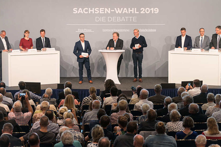 Auf der Bühne von links: Rico Gebhardt, Katja Meier und Michael Kretschmer, in der Mitte die Chefredakteure der Freien Presse, Leipziger Volkszeitung und Sächsischen Zeitung, gefolgt von Martin Dulig, Jörg Urban und Holger Zastrow.