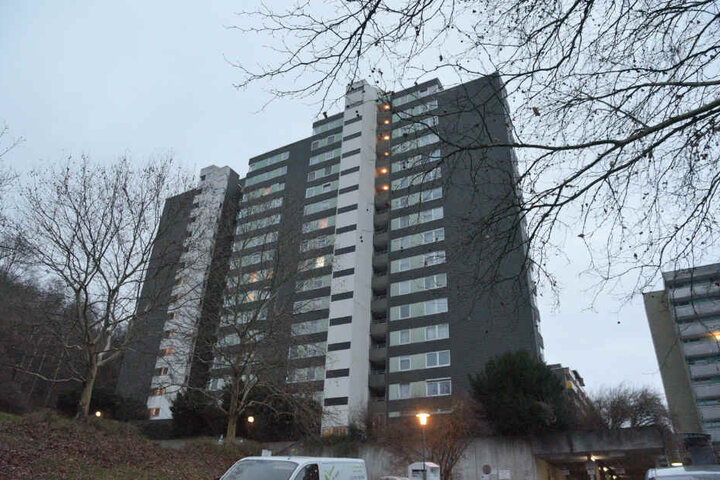 In diesem Hochhaus geschah die Bluttat. Die Polizei wird offenbar öfter hierher gerufen.