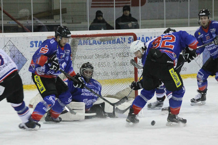 Die Eishockeyspieler des EHV Schönheide stürmten zuletzt in der Oberliga Süd.
Nach der Insolvenz darf das Team nicht mehr antreten.