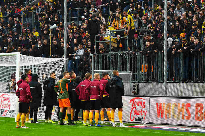 Antreten zur Gardinenpredigt! Die Dynamos stellten sich nach Spielschluss ihren Fans und mussten sich so einiges anhören - vielleicht hilft es ja.