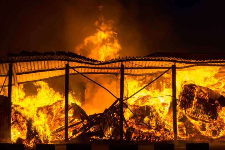 DerSchaden an der Lagerhalle soll im siebenstelligen Beriech liegen. (Symbolbild)