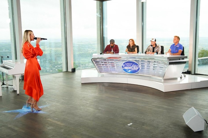 Paulina Wagner aus Köln versucht, die Jury (v.l.) Xavier Naidoo, Oana Nechiti, Pietro Lombardi und Dieter Bohlen von sich zu überzeugen.