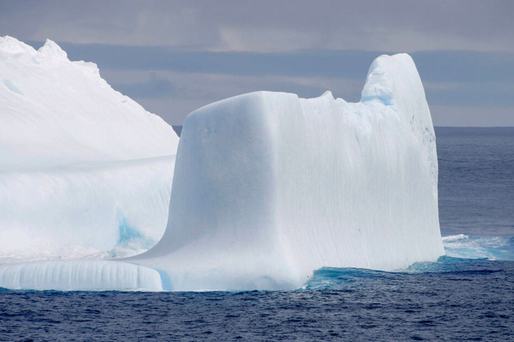 Das Foto, welches vom japanischen Forschungsschiff "Shirase" während der 61. Antarktis-Expedition im Dezember 2019 gemacht wurde, zeigt einen Eisberg im Antarktischen Ozean. Die globale Erderwärmung lässt die Eismassen langsam schmelzen.