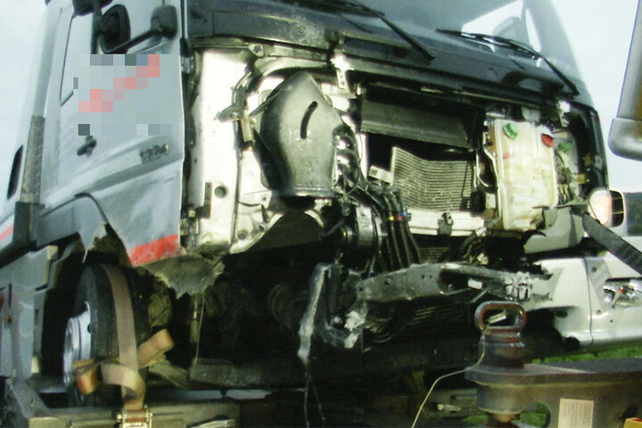 Das Bild zeigt den Abschleppwagen, der mit dem Pkw zusammenstieß.