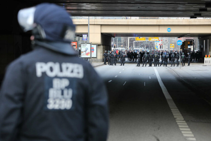 Die Polizei trennt die Rechten von den Gegendemonstranten.