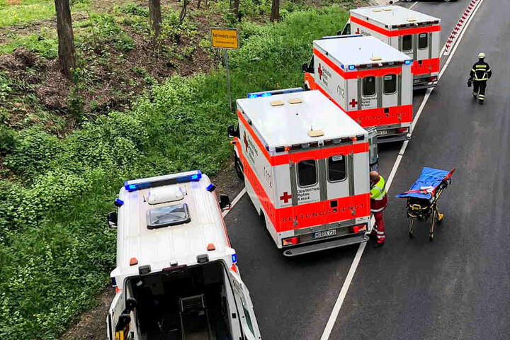Fünf Menschen wurden bei dem Crash verletzt.