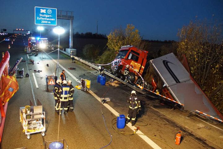 Die Bergungsarbeiten dauern an und der Verkehr wird auf einer Spur an der Unfallstelle vorbeigeleitet.