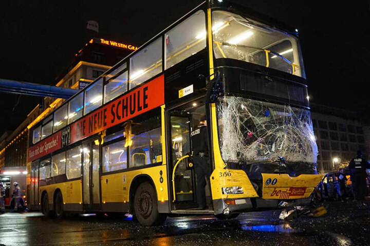 Die Front des BVG-Busses wurde durch den Aufprall massiv beschädigt.