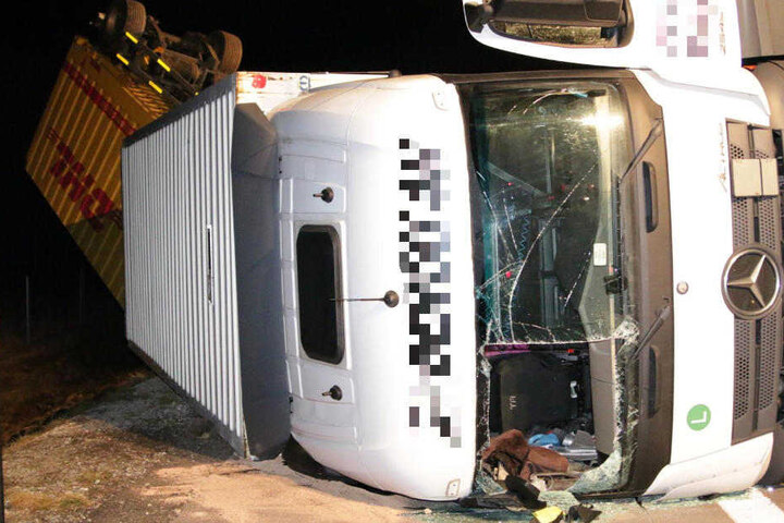 Der Lkw landete auf der Seite, zusammen mit einem Anhänger. Die Feuerwehr musste den Fahrer aus dem Fahrzeug befreien.