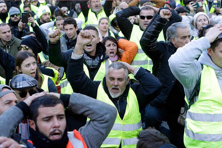 Demonstranten der "Gilets Jaunes" (Gelbwesten) in Marseille. Die Protestbewegung begann als Widerstand gegen eine Steuererhöhung für Kraftstoff.