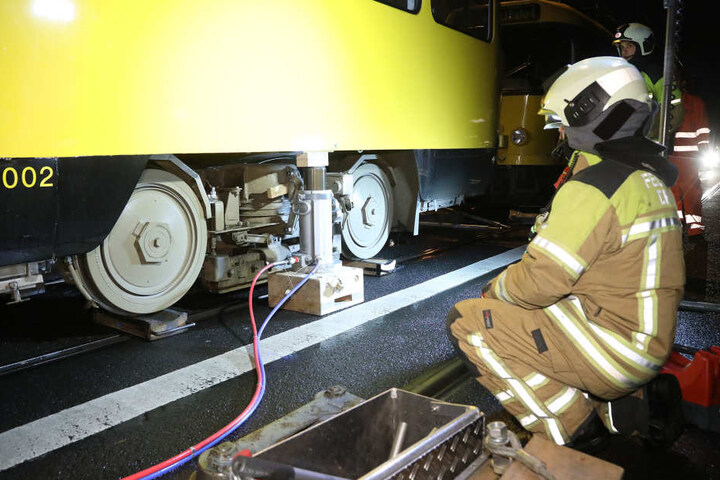 Mit hydraulischen Hebern wurde die Bahn angehoben.