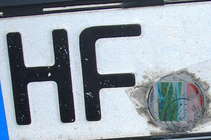 Das amtliche Kennzeichen wurde mit einer Briefmarke "aufpoliert".