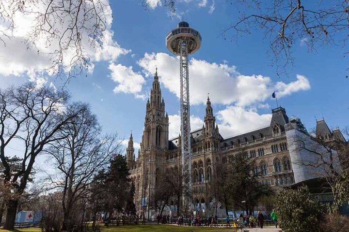 Der 72 Meter hohe Turm in Wien. Er ist sogar fünf Meter höher, als die Aussichtsplattform der Frauenkirche in Dresden.