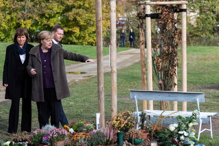 Bundeskanzlerin Angela Merkel besucht mit Ministerpräsident Michael Kretschmer und Zwickaus Oberbürgermeisterin Pia Findeiß die Gedenkstätte für NSU-Opfer.