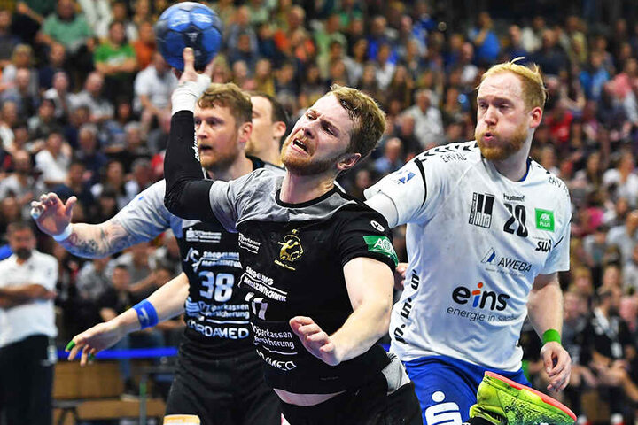 Derbysiege in voller Halle sorgen für ganz besondere Emotionen. Hier zieht Arseniy Buschmann beim 29:25 vergangene Saison gegen Aue ab.