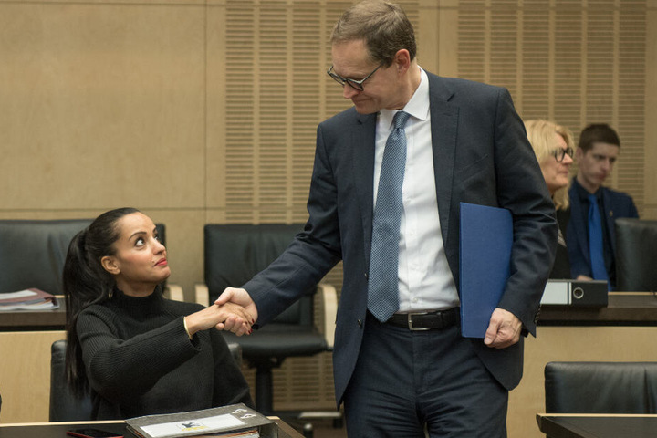 Berlins Bürgermeister Michael Müller begrüßt Sawsan Chebli vor einer Sitzung des Bundesrats.