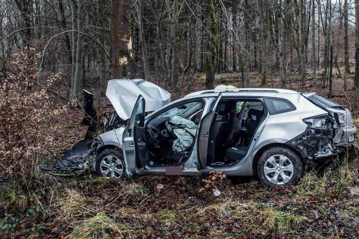 Der Fahrer wurde schwer verletzt aus dem Wrack befreit.