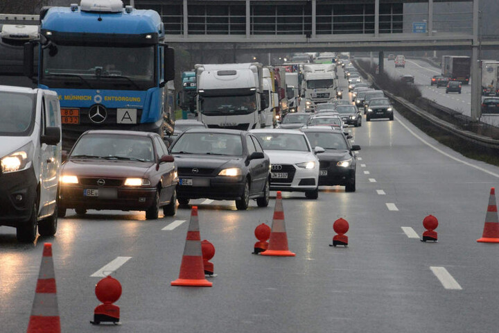 Der Verkehr musste an der Unfallstelle vorbeigeleitet werden.