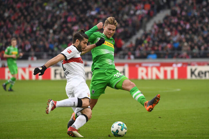 Emiliano Insua (l.) vom VfB im Zweikampf mit Mönchengladbachs Nico Elvedi.