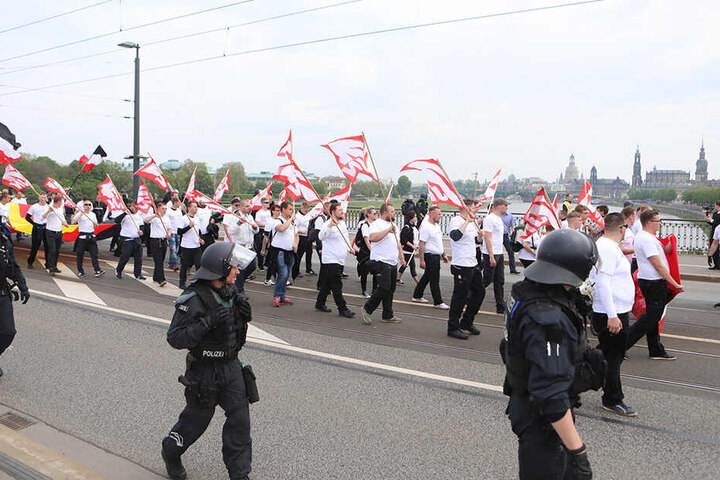 Demonstranten der NPD ziehen am 1. Mai über die Marienbrücke in Dresden.