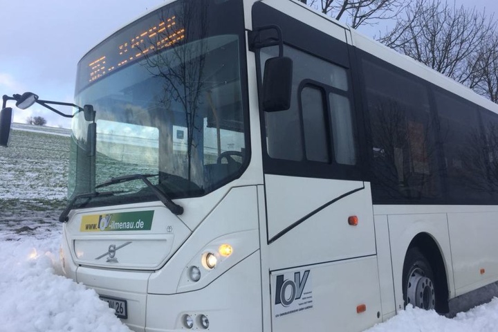 Der Bus rutschte von der Straße in den Graben.